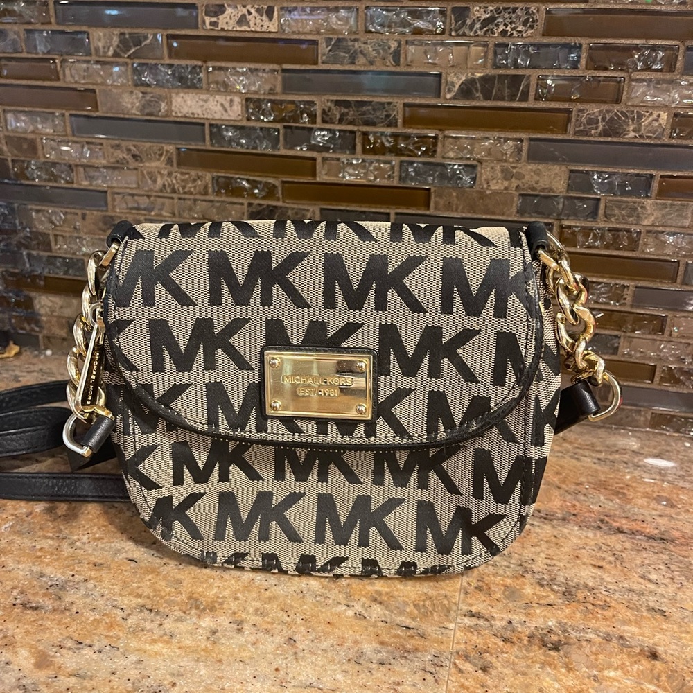 Micheal Korea purse. In good condition